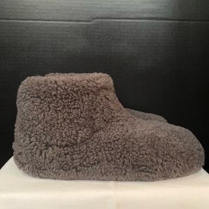 UGG Amary slipper in grey (Women US 7). 100% lamb wool.